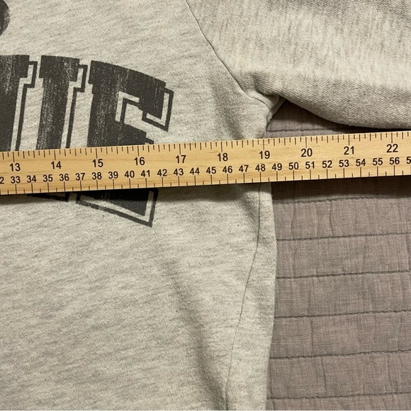 Disney Parks Women’s Minnie Mouse Pullover Sweatshirt Size M - Picture 4 of 6